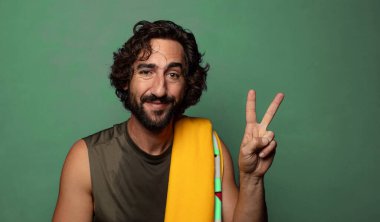 Havlusu olan genç, sakallı bir adam. fitness konsepti