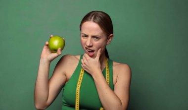 Genç, sarışın bir kadın. fitness konsepti