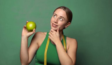 Genç, sarışın bir kadın. fitness konsepti