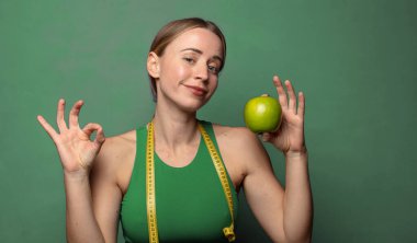 Genç, sarışın bir kadın. fitness konsepti