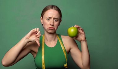 Genç, sarışın bir kadın. fitness konsepti