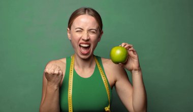 Genç, sarışın bir kadın. fitness konsepti