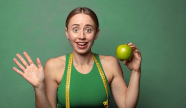 Genç, sarışın bir kadın. fitness konsepti