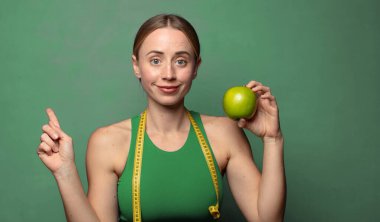 Genç, sarışın bir kadın. fitness konsepti