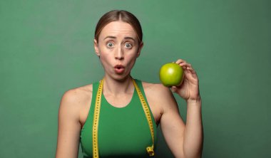 Genç, sarışın bir kadın. fitness konsepti