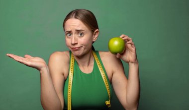 Genç, sarışın bir kadın. fitness konsepti