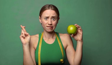 Genç, sarışın bir kadın. fitness konsepti