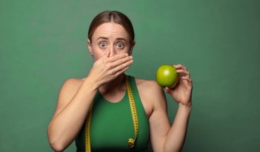 Genç, sarışın bir kadın. fitness konsepti