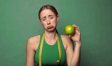 Genç, sarışın bir kadın. fitness konsepti