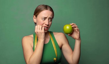 Genç, sarışın bir kadın. fitness konsepti