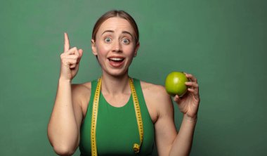 Genç, sarışın bir kadın. fitness konsepti