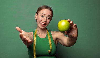 Genç, sarışın bir kadın. fitness konsepti