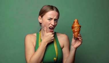 Genç, sarışın bir kadın. fitness konsepti