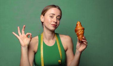 Genç, sarışın bir kadın. fitness konsepti