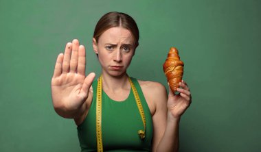 Genç, sarışın bir kadın. fitness konsepti