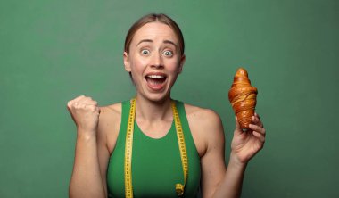 Genç, sarışın bir kadın. fitness konsepti