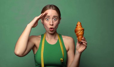 Genç, sarışın bir kadın. fitness konsepti