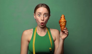 Genç, sarışın bir kadın. fitness konsepti