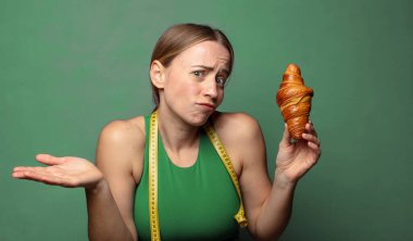 Genç, sarışın bir kadın. fitness konsepti