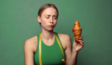 Genç, sarışın bir kadın. fitness konsepti