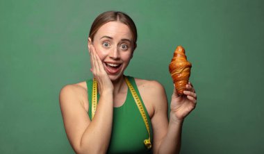 Genç, sarışın bir kadın. fitness konsepti