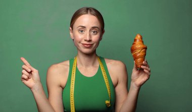 Genç, sarışın bir kadın. fitness konsepti