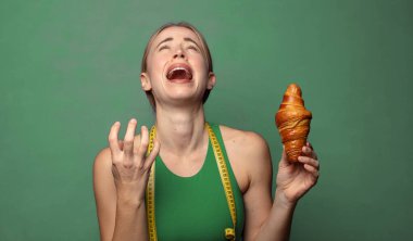 Genç, sarışın bir kadın. fitness konsepti