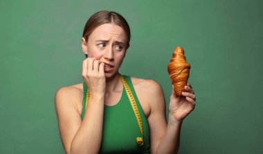 Genç, sarışın bir kadın. fitness konsepti