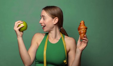 Genç, sarışın bir kadın. fitness konsepti