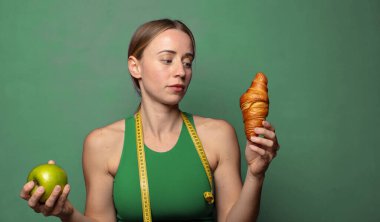 Genç, sarışın bir kadın. fitness konsepti