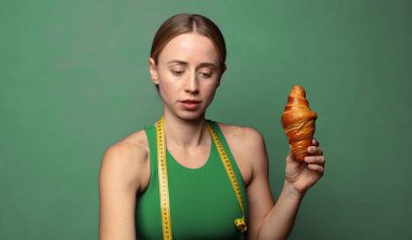 Genç, sarışın bir kadın. fitness konsepti