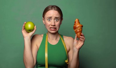 Genç, sarışın bir kadın. fitness konsepti