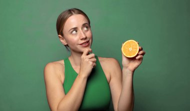 Genç, sarışın bir kadın. fitness konsepti