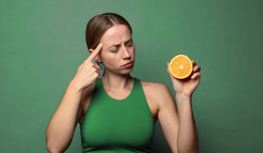 Genç, sarışın bir kadın. fitness konsepti