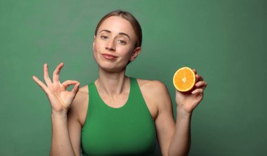 Genç, sarışın bir kadın. fitness konsepti