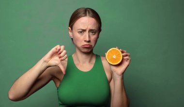 Genç, sarışın bir kadın. fitness konsepti