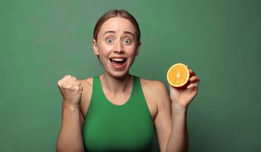 Genç, sarışın bir kadın. fitness konsepti