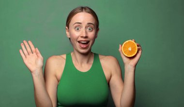 Genç, sarışın bir kadın. fitness konsepti