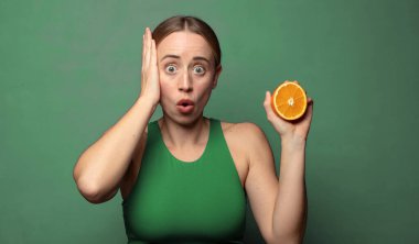 Genç, sarışın bir kadın. fitness konsepti