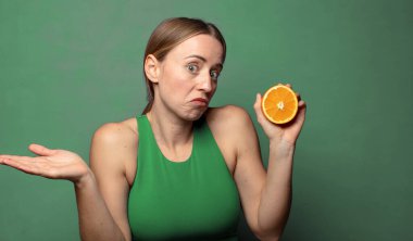 Genç, sarışın bir kadın. fitness konsepti