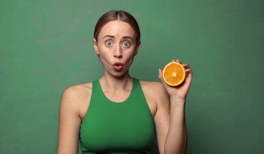 Genç, sarışın bir kadın. fitness konsepti