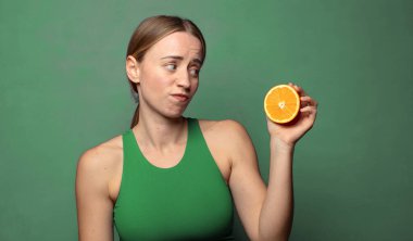 Genç, sarışın bir kadın. fitness konsepti