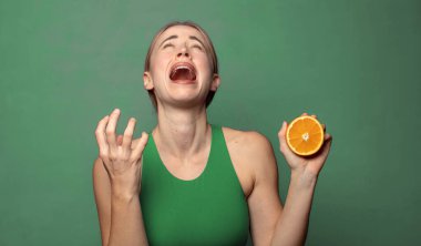 Genç, sarışın bir kadın. fitness konsepti