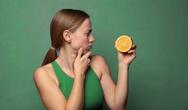 Genç, sarışın bir kadın. fitness konsepti