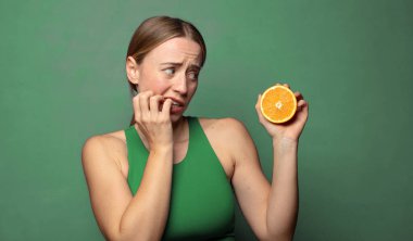 Genç, sarışın bir kadın. fitness konsepti