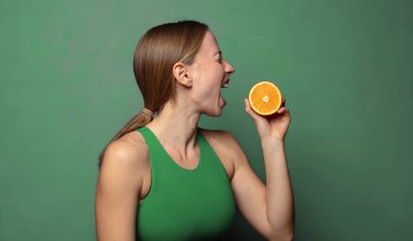 Genç, sarışın bir kadın. fitness konsepti