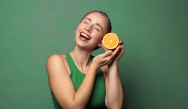 Genç, sarışın bir kadın. fitness konsepti