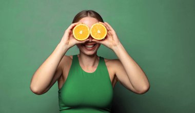 Genç, sarışın bir kadın. fitness konsepti