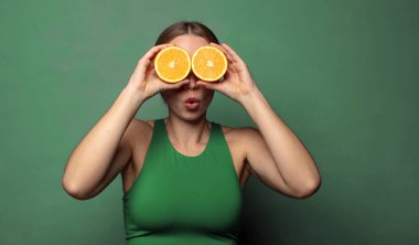 Genç, sarışın bir kadın. fitness konsepti