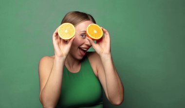 Genç, sarışın bir kadın. fitness konsepti